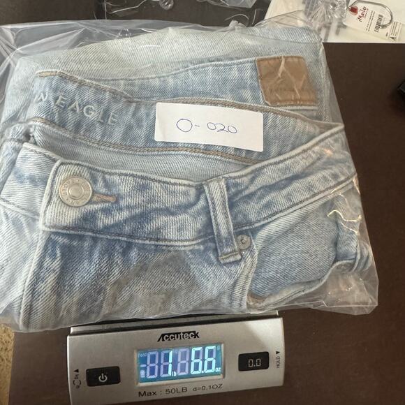 American Eagle Strigid Mom Jeans Women’s Size 16 Short High Rise Light‎ Wash - Picture 13 of 13